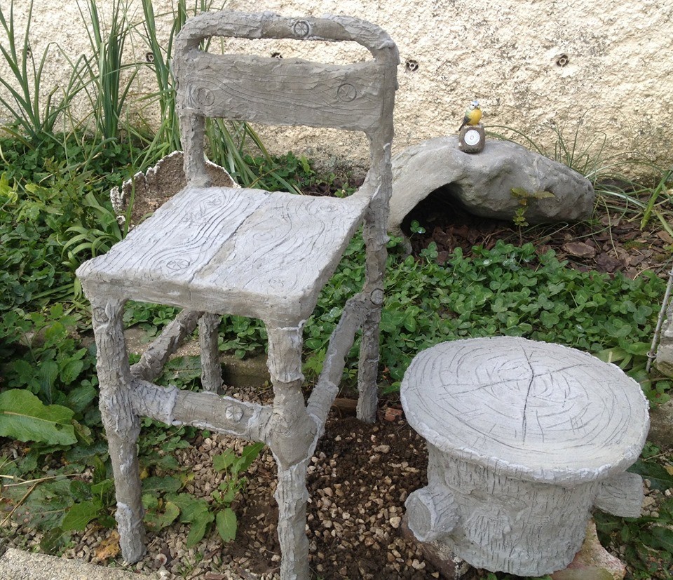 chaise et table illusion faux bois