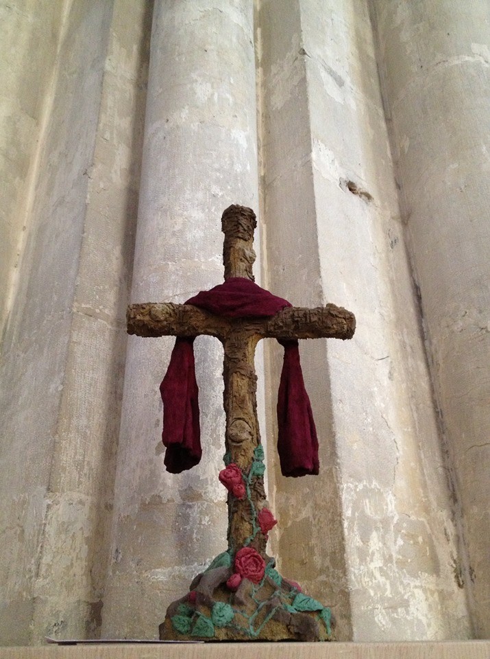 Cathédrale de Troyes, Croix chrétienne entièrement en ciment