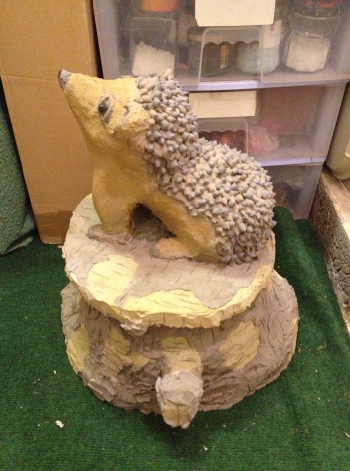 Hérisson sur un tronc, Sculpture animalière en ciment coloré