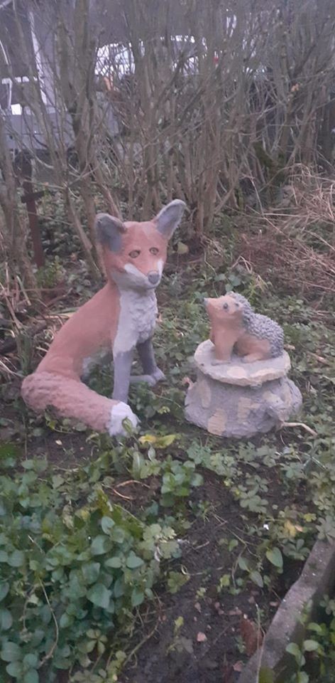 Le renard et le hérisson. Sculptures animalières en ciment coloré