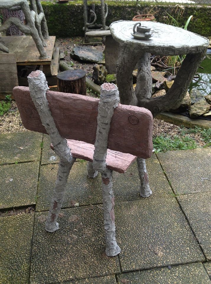 Chaise en béton armé, illusion branches et planches de bois